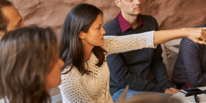 Natalie Sennes zeigt dem Team von leadership³ eine Idee