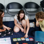 Teilnehmende tauschen sich zum Delegation Poker beim Festival 2019 aus